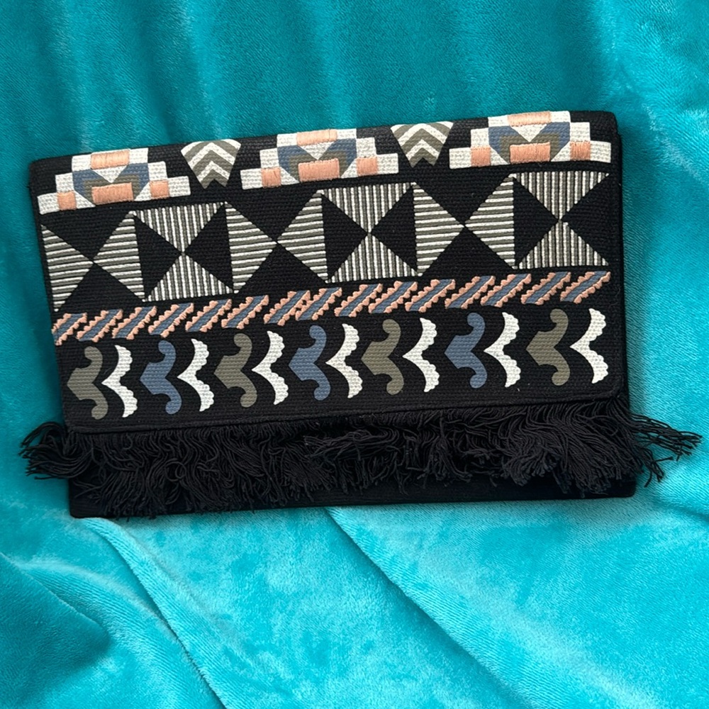 EUC Stella & Dot black with Geometric print clutch purse